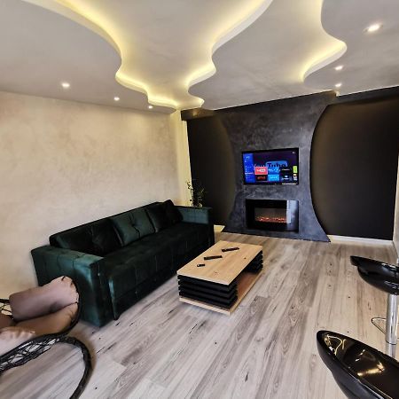 Brend New Luxurious Apartment In Downtown With Free Parking Újvidék Kültér fotó