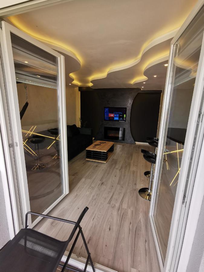 Brend New Luxurious Apartment In Downtown With Free Parking Újvidék Kültér fotó